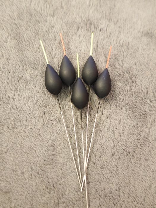 Zestaw 5 spławików podłogowych.