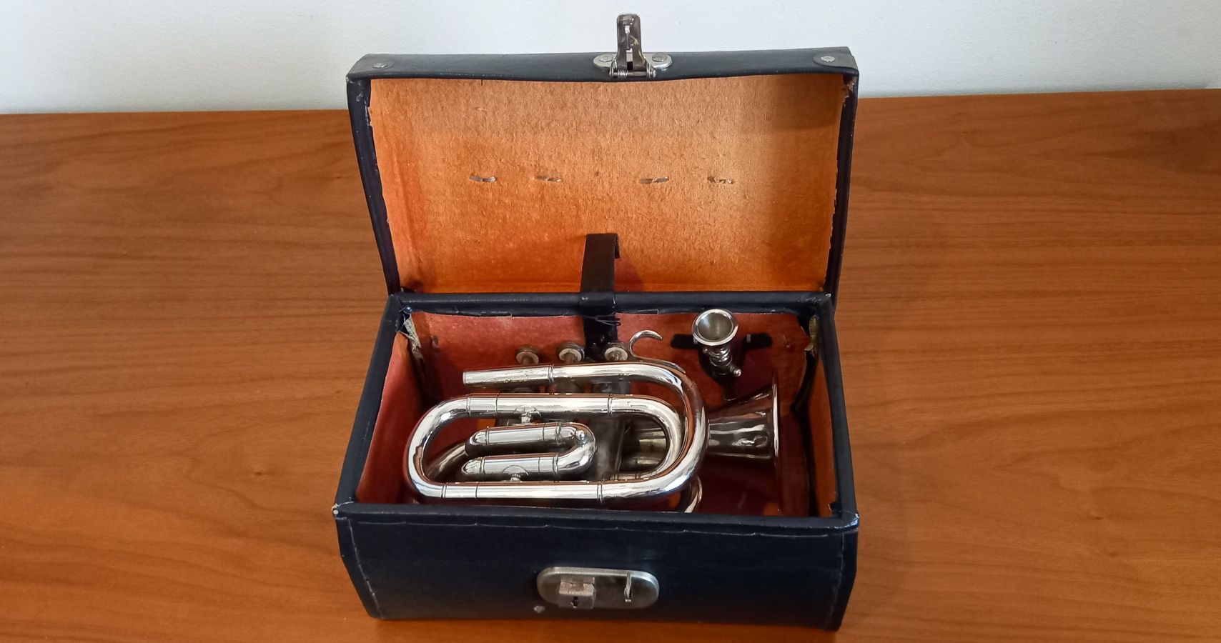 Trompete Pocket antigo com mala de transporte vintage
