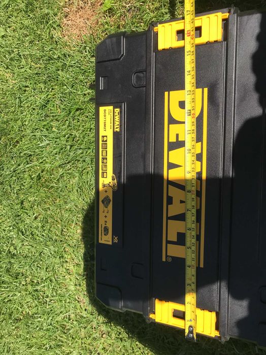 Ящик Dewalt для шуруповертів,для акумуляторів на 4-5Ан, оригінал