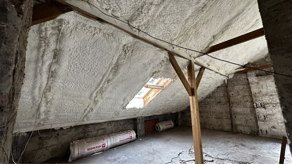Piana PUR ocieplenie poddasza dach strop lepsze niż wełna mineralna