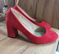 Червоні жіночі туфельки