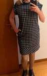 Vestido curto, aos quadrados, tamanho 40.