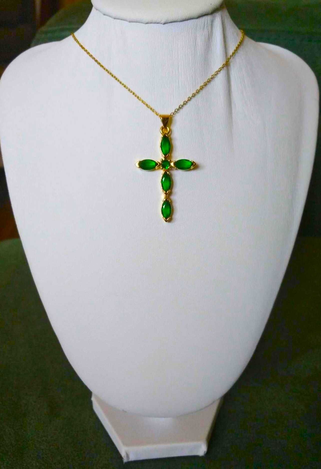 Colar Aço Dourado c/ Cruz de Pedras Verdes NOVO