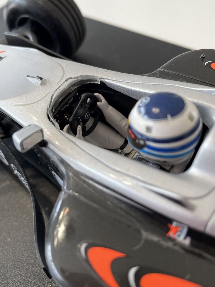 Model F1 McLaren Mercedes MP4/13 Hakkinen 1/18 Minichamps uszkodzony