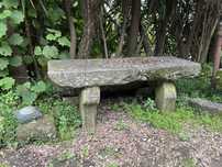 Mesa e banco de pedra antiga