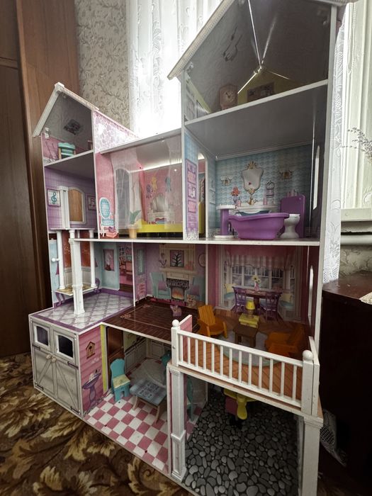 Будинок для ляльок , ЛОЛ та Барбі та інші