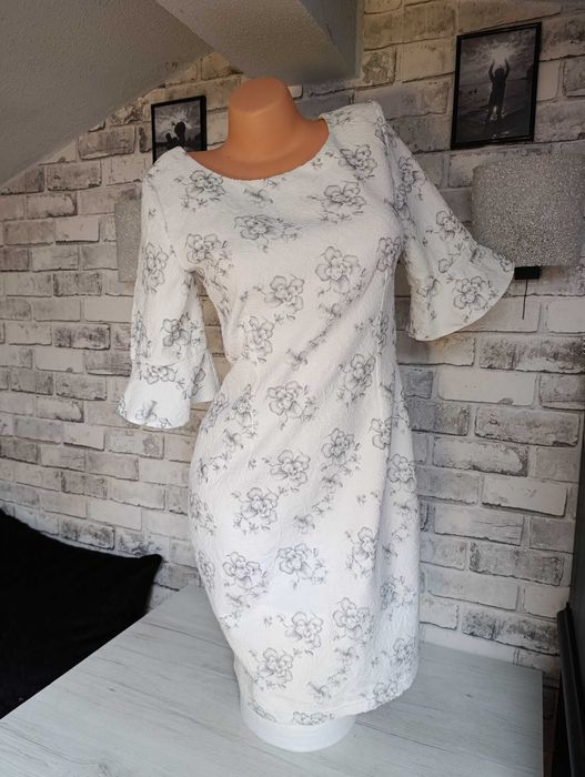 ołówkowa elegancka wizytowa śmietankowo biała szare kwiaty L sukienka