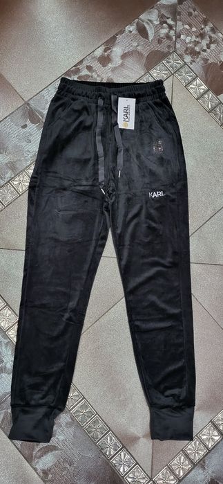 Karl śliczne spodnie welurowe damskie czarne wyszywane logo cyrkonie S