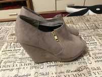 Buty beżowe koturny 39