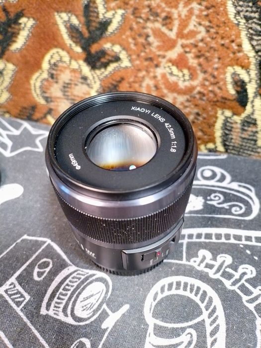 Светосильный объектив XIAOYI 42.5mm 1:1.8