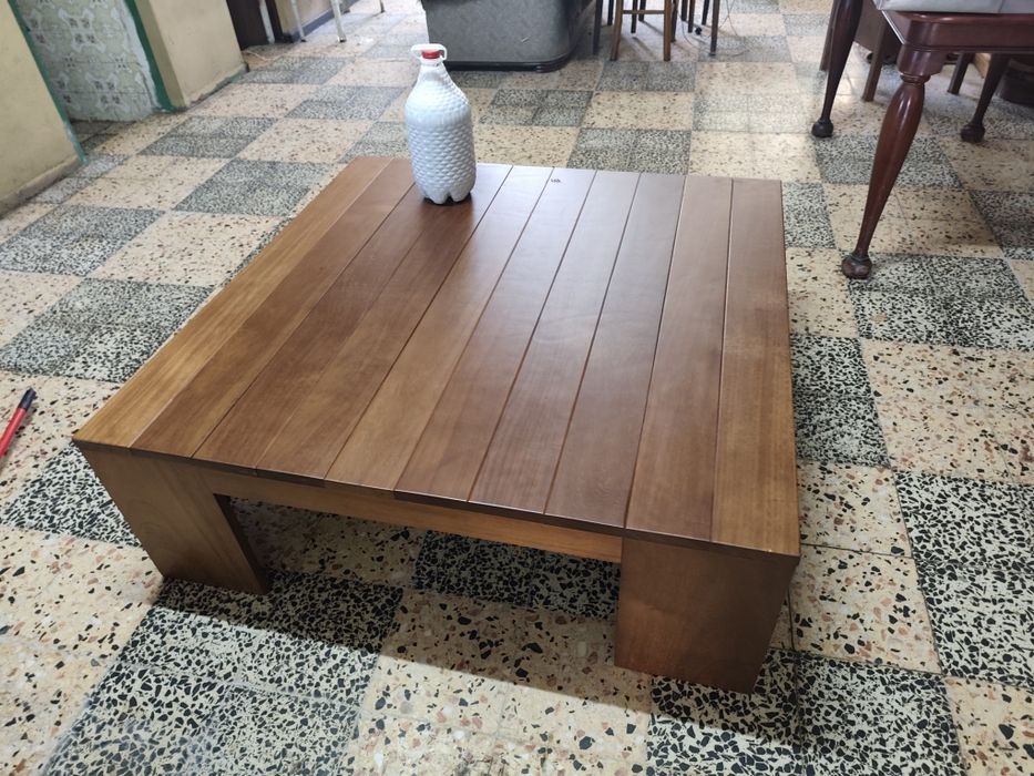 Mesa de centro em madeira maciça de kambala escura (iatanza) África.