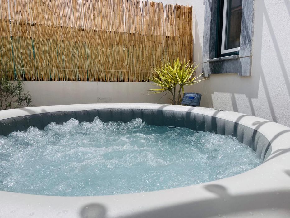 Jacuzzi com Luzes LED + Kit de Limpeza