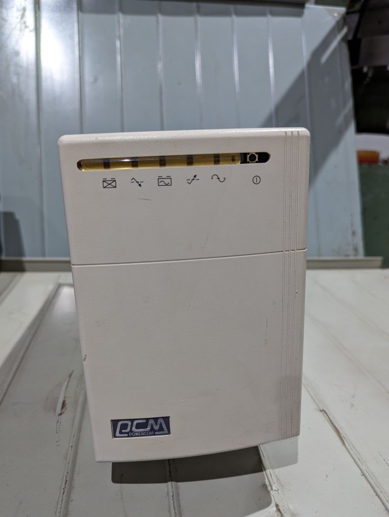 ДБЖ Powercom KIN-1000AP з автоматичним регулюванням напруги AVR