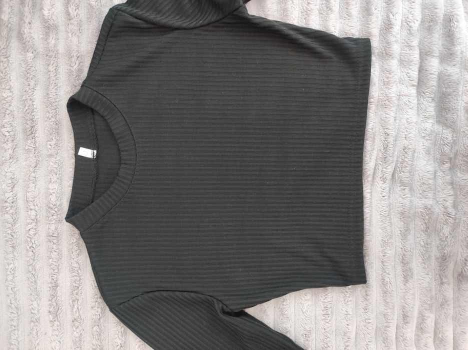 Жіночий топ з вирізом на пальчику