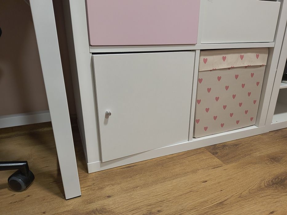 KALLAX wkład z białymi drzwiczkami IKEA