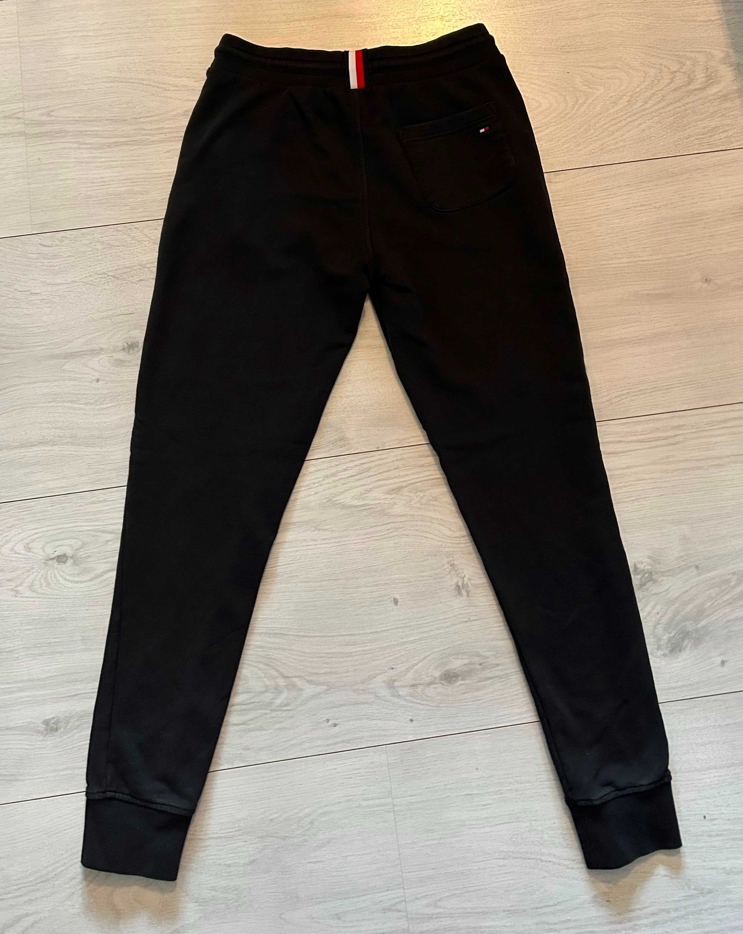 Spodnie dresowe firmy Tommy Hilfiger rozmiar S