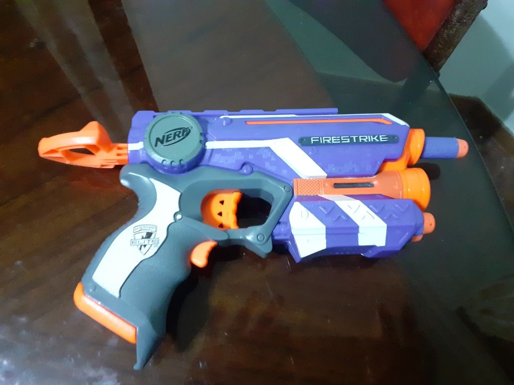 Vários brinquedos NERF