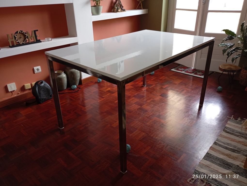 Mesa de jantar IKEA TORSBY com estrutura cromada