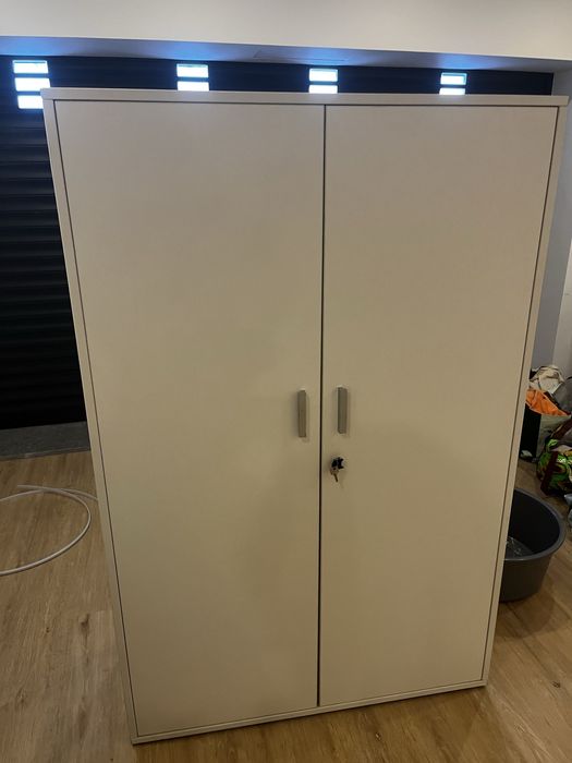 Armário com arrumação e chave