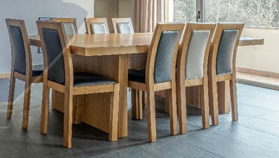 Mesa de jantar em madeira ( não inclui cadeiras )