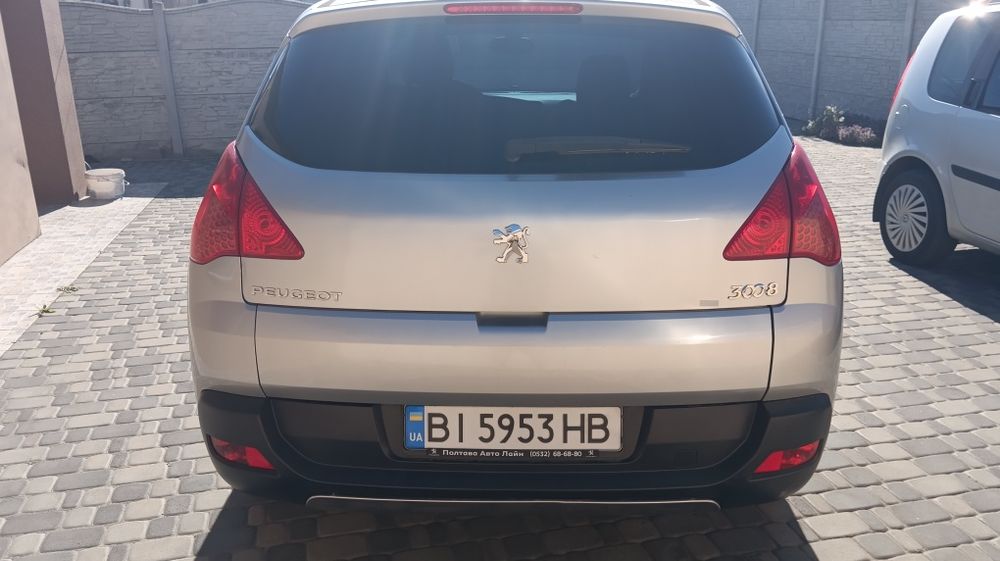 Продам автомобиль Пежо 3008.