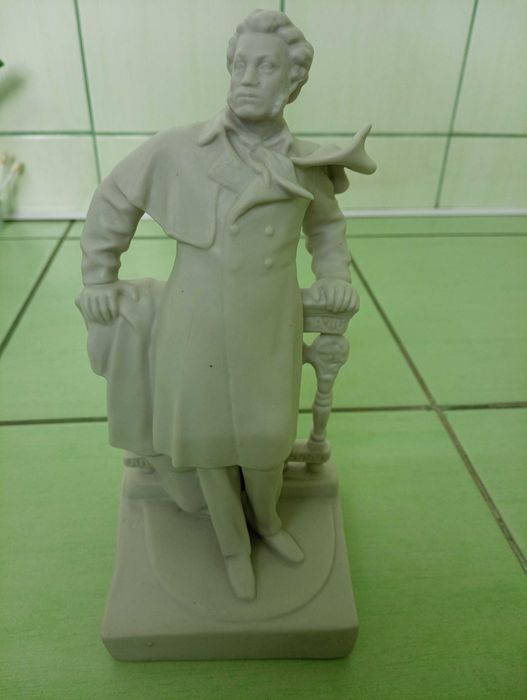 Подарок композиция керамика А.С. Пушкина изготовлен 40 лет назад 24 см