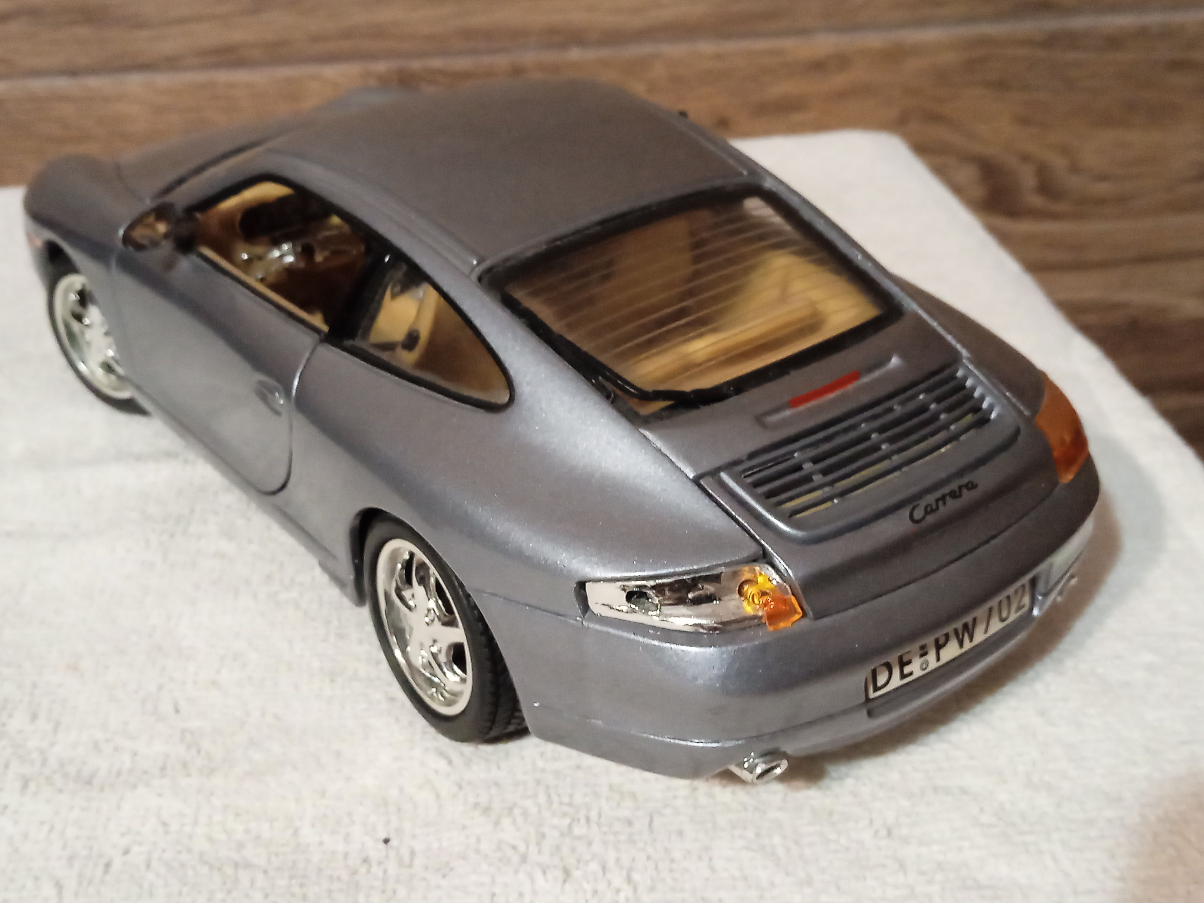 model Porsche 911 (68801) 1/18