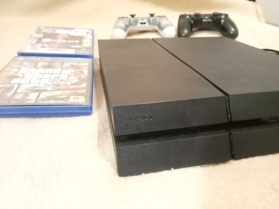 PS4 com 2 jogos e 2 comandos