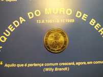 Postal com moeda de 2 euro de 2019 dos 30 anos da queda muro de berlin