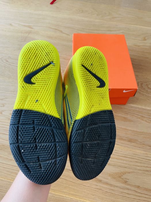 Buty piłkarskie halowe nike 35,5 , 22,5 cm wkładka