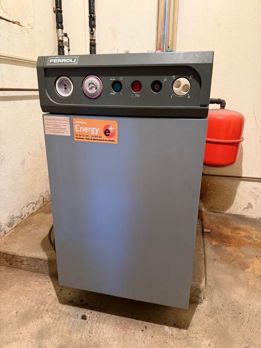 Caldeira de aquecimento a gasóleo marca Ferroli