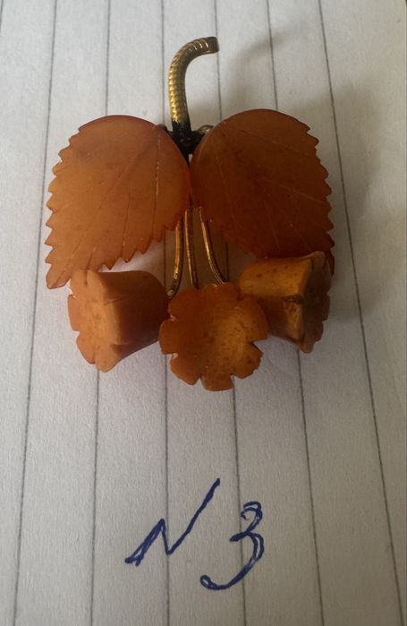 Янтарная брошь СССР