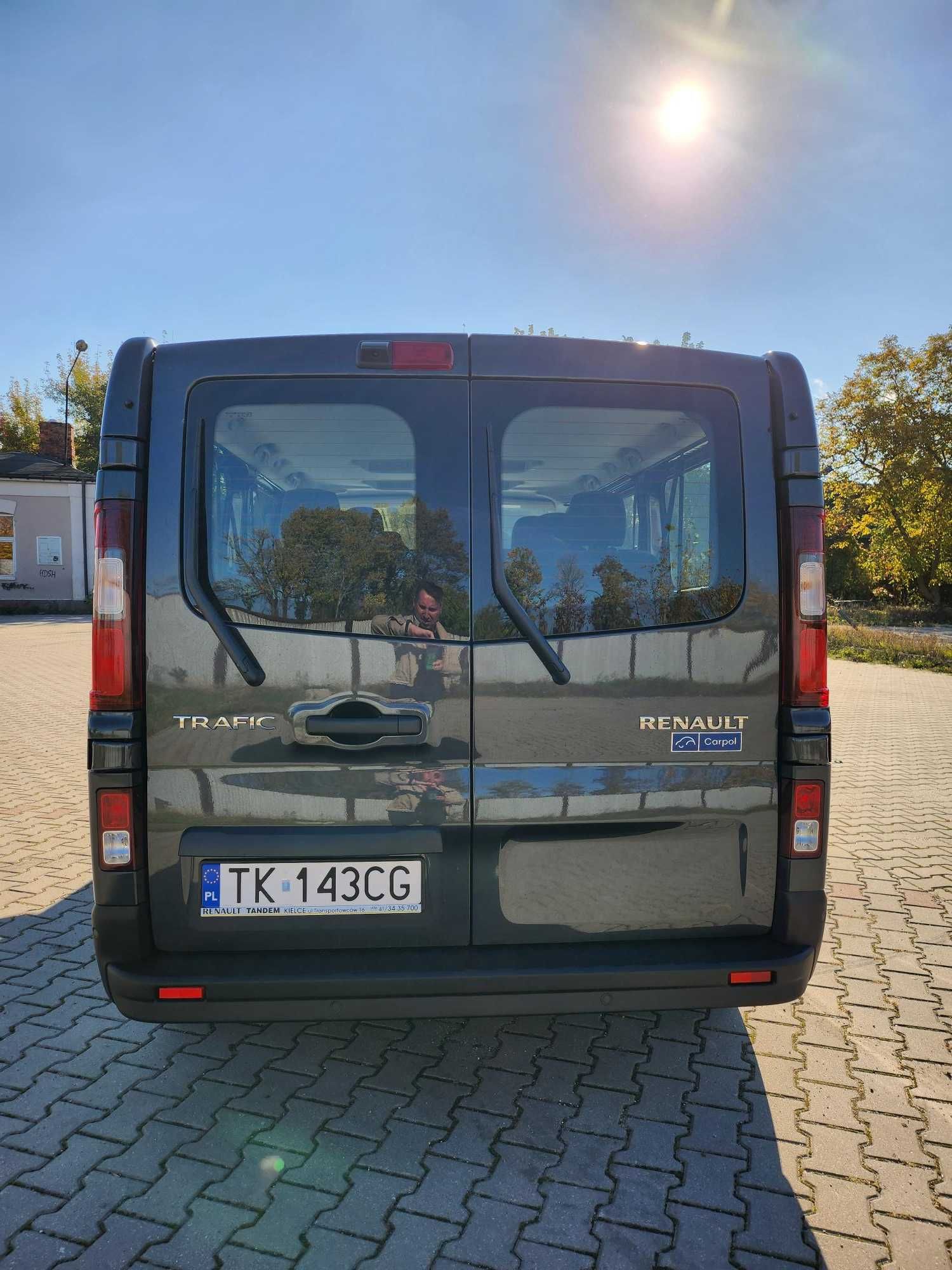 Wynajem busa Renault Trafic, bogate wyposażenie, nowy, 9 osobowy