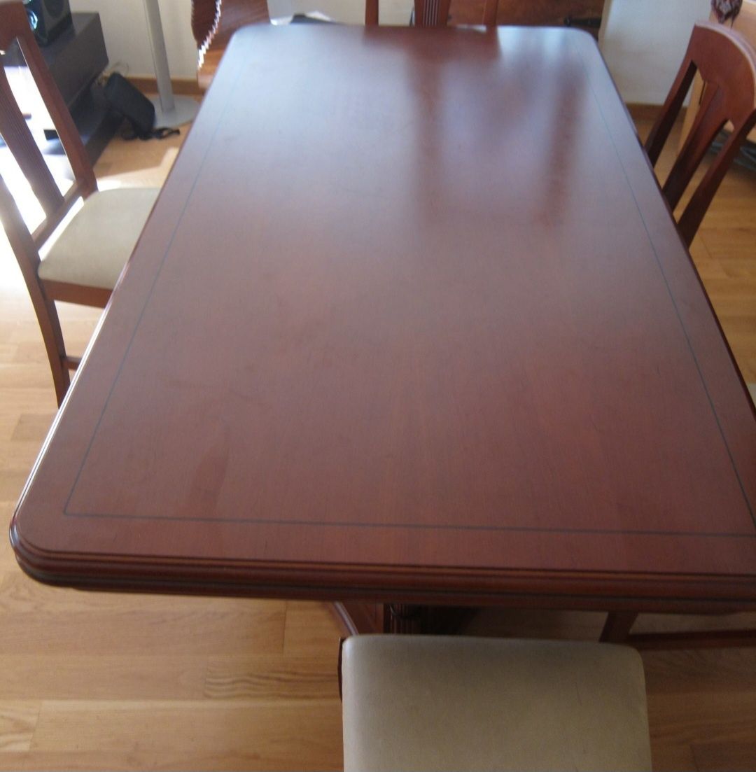 Mesa extensível em Cerejeira com 6 Cadeiras