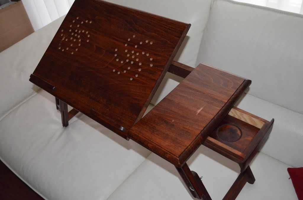 Drewniany stolik pod laptopa