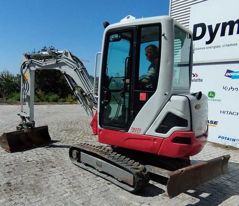 Minigiratória de rastos Takeuchi TB225