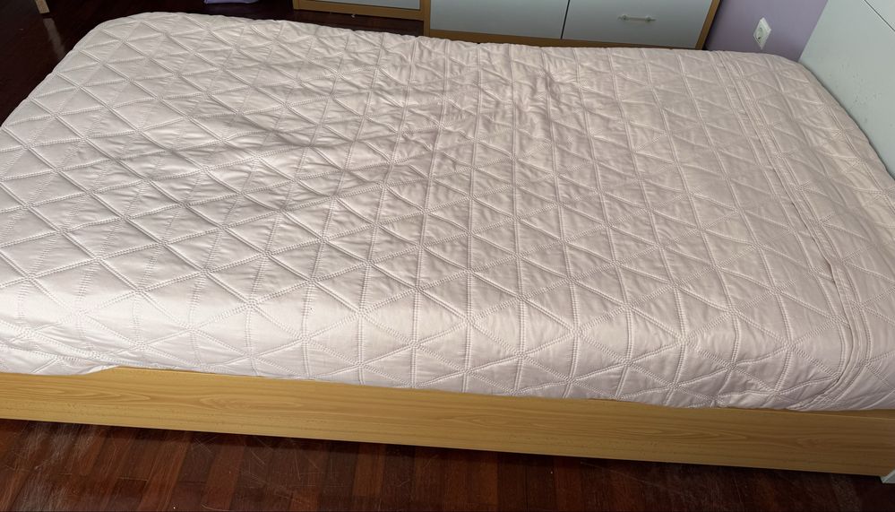 Cama com mesinha de cabeceira