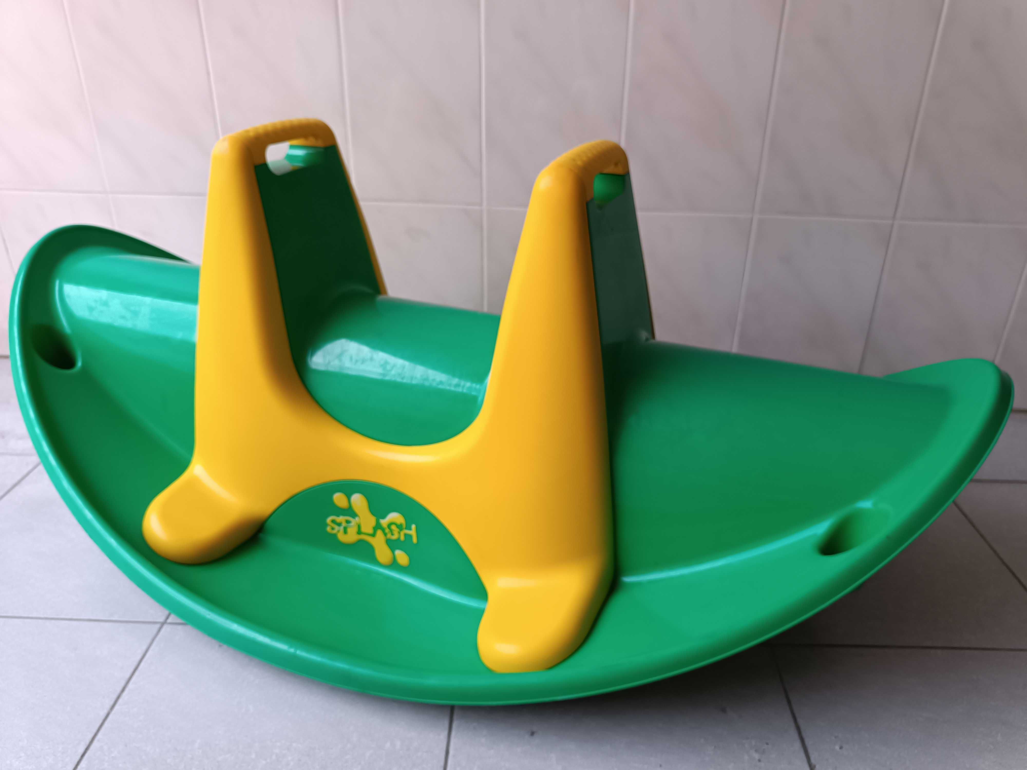 Baloiço duplo ou triplo com apoio para pés e pega dupla