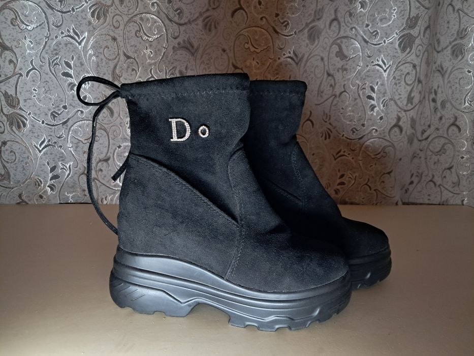 Продам жіночі осінні ботінки 
Розмір 37 (23 см по устілці).
Матеріал