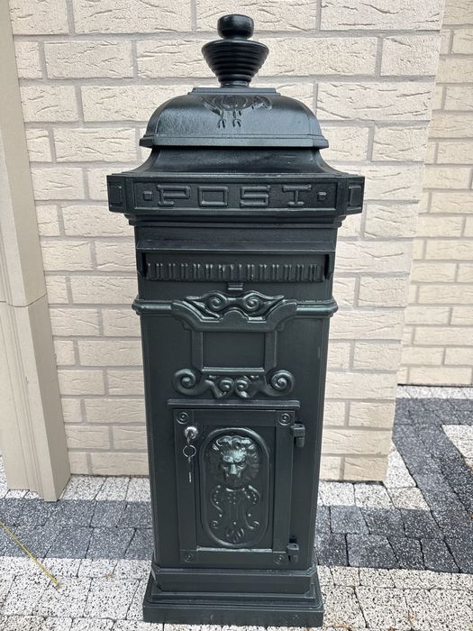 Bogato zdobiona skrzynka na listy wolnostojąca odnowiona