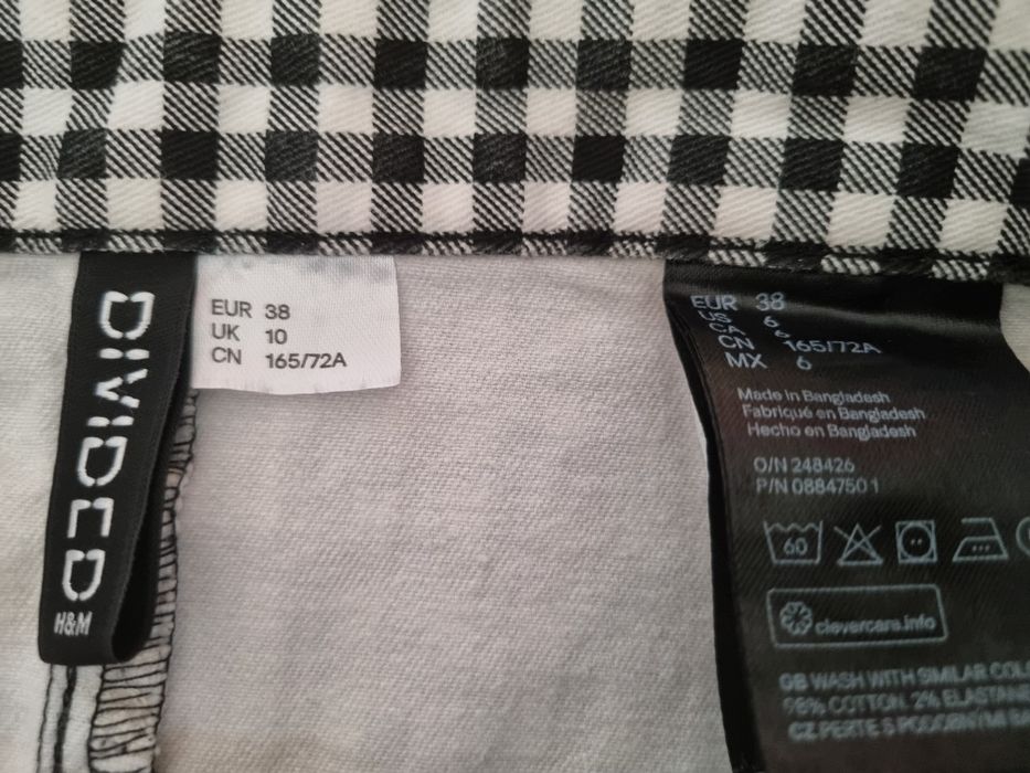 Mini saia  H&M Divided aos quadrados pretos e brancos