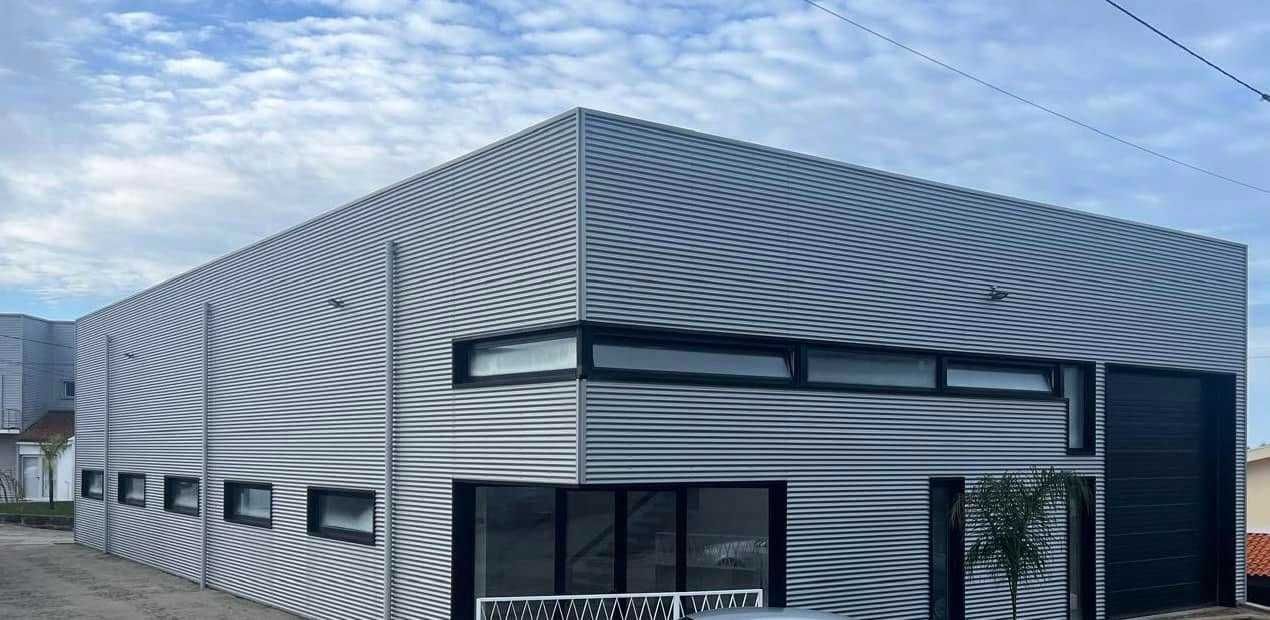 Aluguer Armazém serviços/comércio (500m2 + 450m2 de garagens)