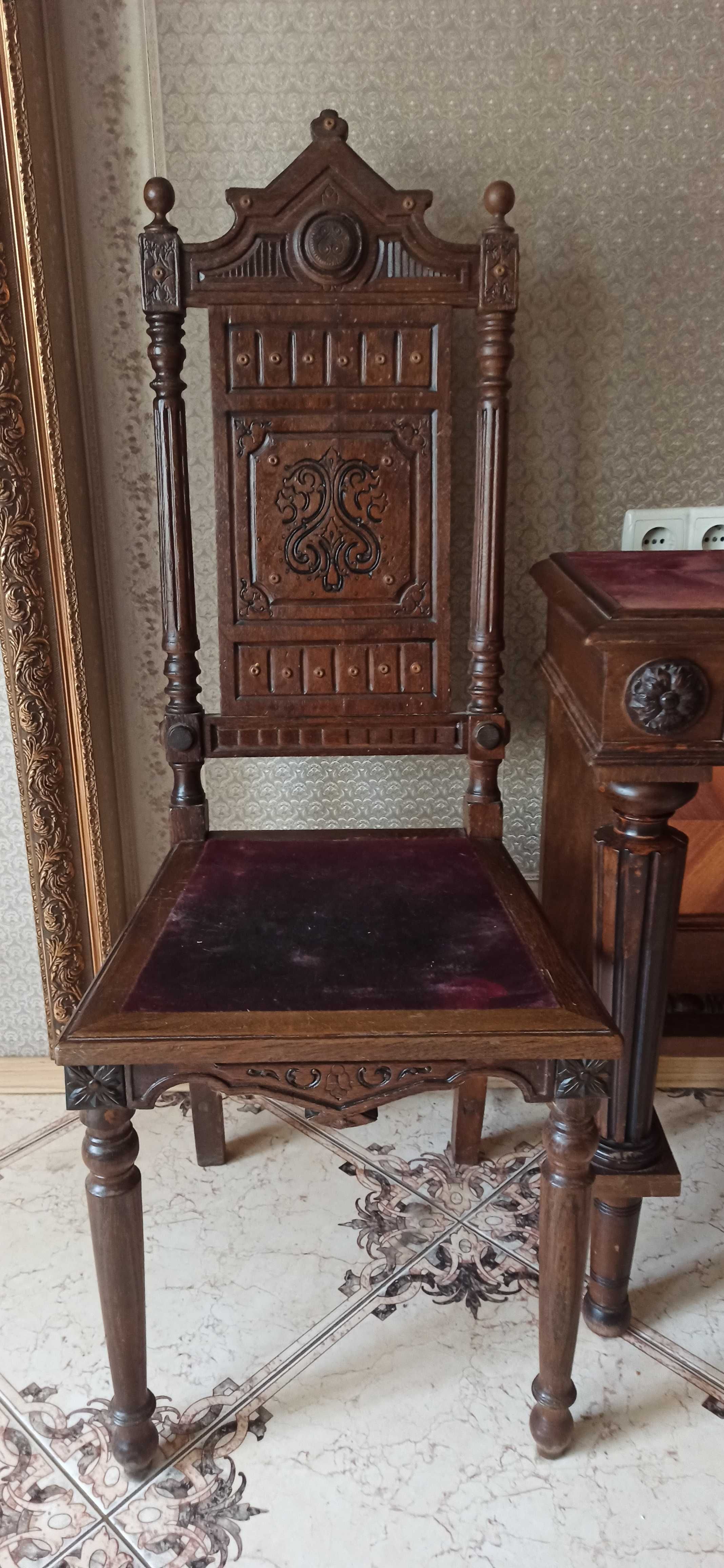 Антикварный стул и столик