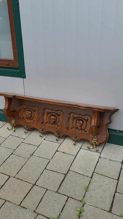 Старовинна настінна вішалка з поличкою декорована різьбою