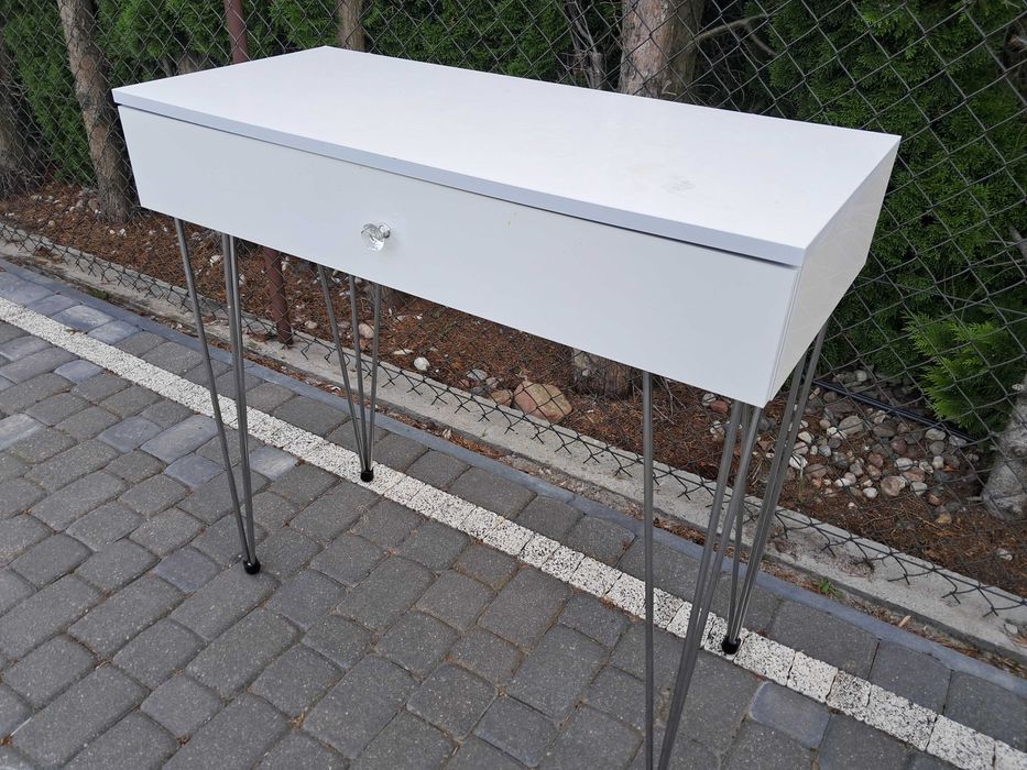 Toaletka biała elegancka