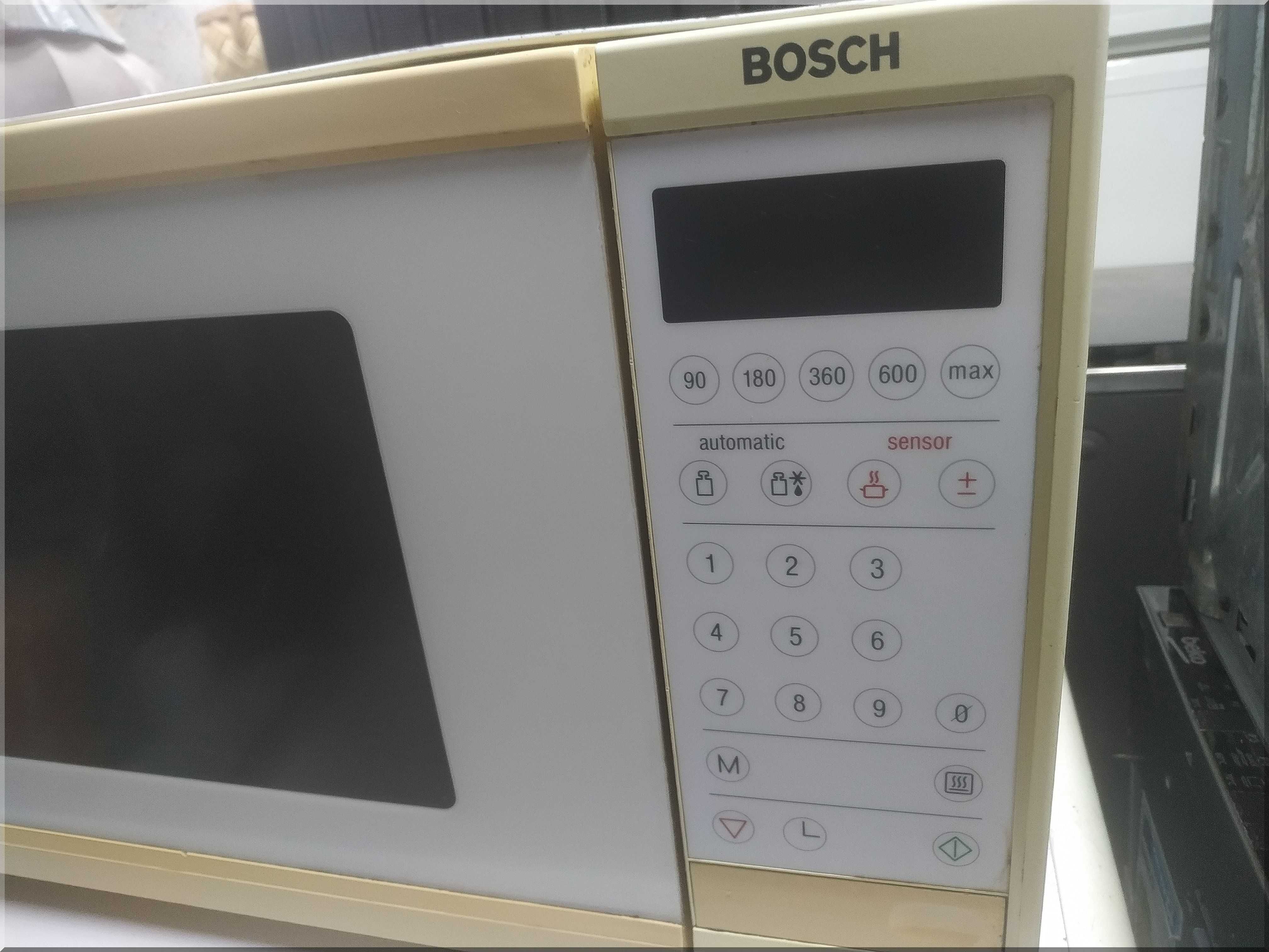 Kuchenka Mikrofalowa Bosch HMT872K Duza