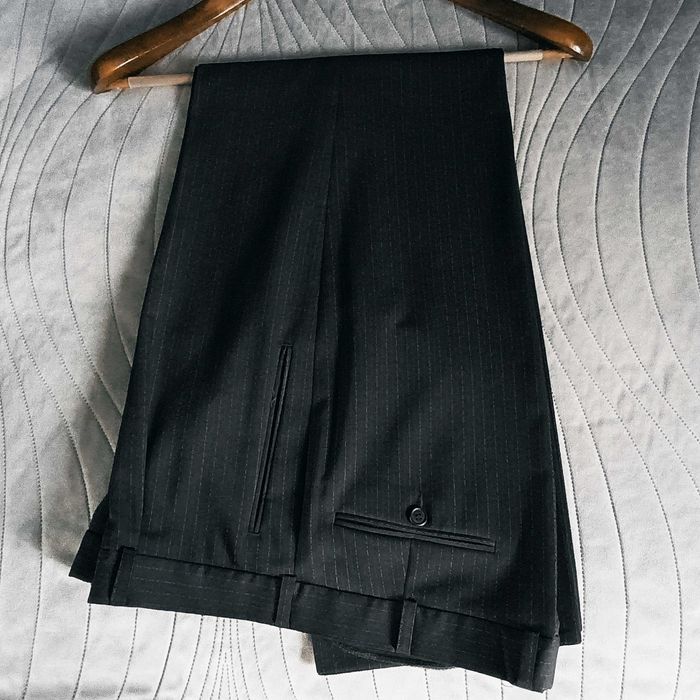 Garnitur męski w cienkie prążki czarny "Bytom" - XL + krawat