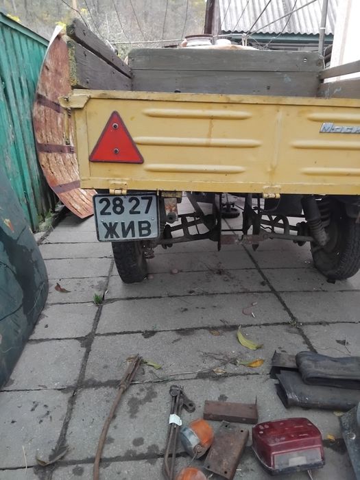 Муравей з документами по запчастинах