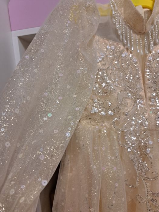 Неймовірно гарна золота сукня для дівчинки 7 років