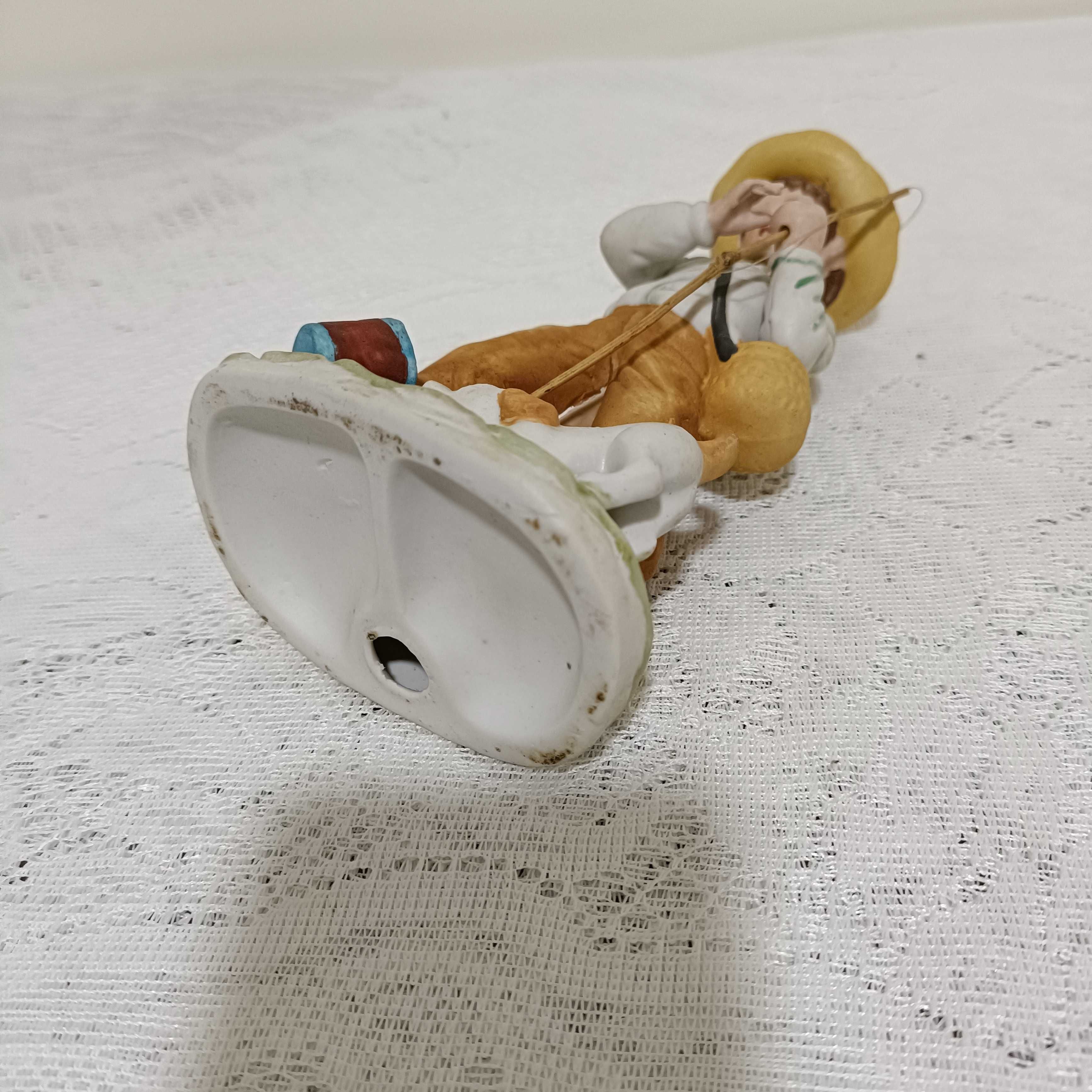 Figura Menino pescador em porcelana.